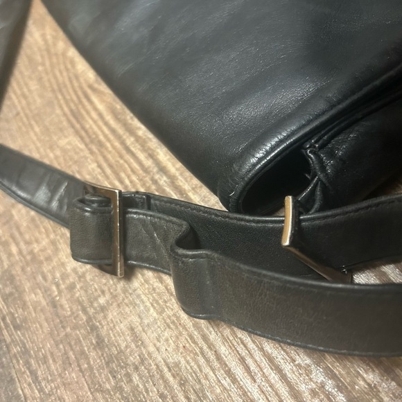Danier MINT new as possible Black Leather Messenger/crossbody bag ultra soft - Picture 11 of 16